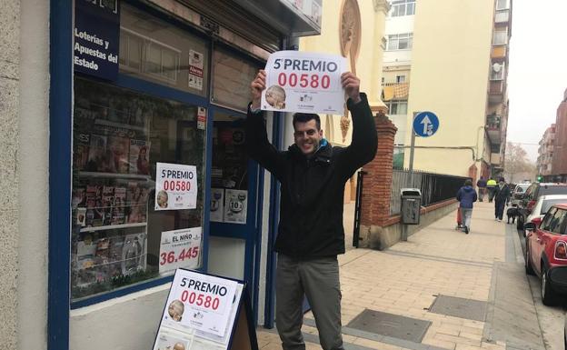 Marcos Fernández, gestor del Kiosco Iglesia, celebra el quinto premio