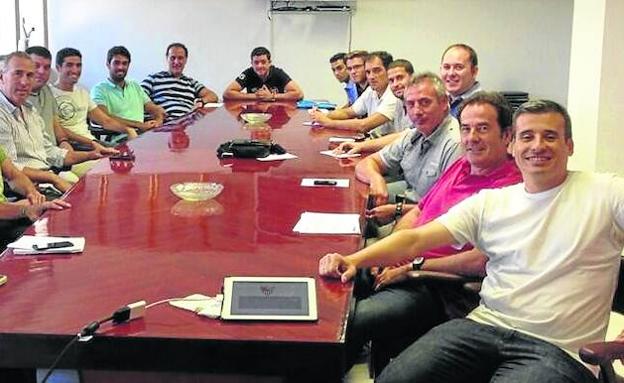 Jesús Sánchez (segundo por la izquierda) y Miguel Ángel Gómez (primero por la derecha), durante una reunión con el Sevilla/
