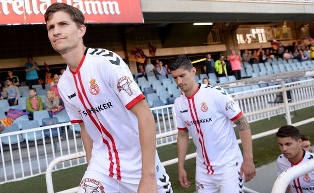 Toni salta al césped del Reino de León con la camiseta de la Leonesa/
