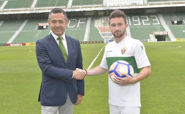 Iriondo el día que fue presentado con el Elche