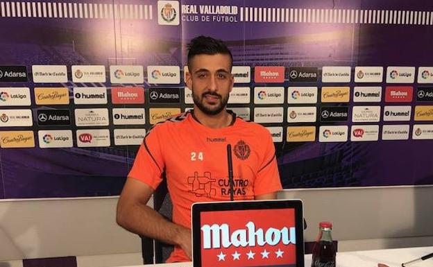 El central Álex Pérez compareciendo ante los medios después del entrenamiento de hoy.