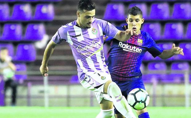 Jose Arnaiz controla el balón ante David Concha, del Barça B, en su último partido como jugador del Real Valladolid
