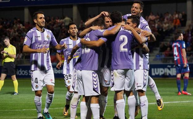 Los jugadores del Real Valladolid celebran uno de los tantos conseguidos ante el Huesca en la segunda ronda del torneo.