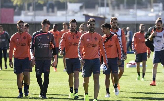 Los jugadores abandonan los Anexos tras el entrenamiento de esta mañana. /REAL VALLADOLID