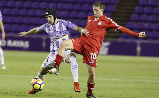 Luismi pelea con Noguera en el partido ante el Lorca en el que vio la quinta amarilla que le impide jugar contra el Zaragoza./G. Villamil