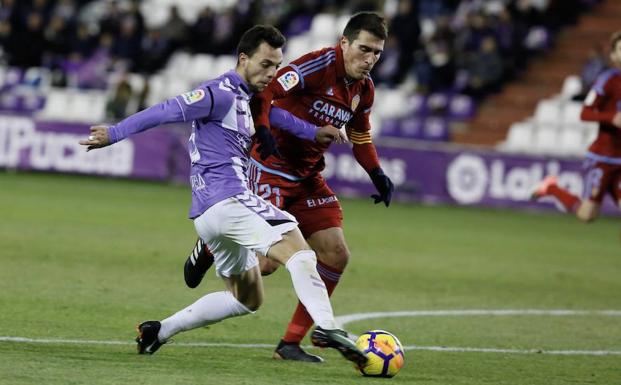 Plano corta el ataque de Zapater en el encuentro contra el Zaragoza en Zorrilla. /G. VILLAMIL