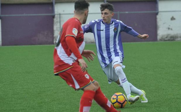 Pablito conduce el balón en el encuentro ante el Rayo Majadahonda disputado la pasada semana en los Anexos./Rodrigo Jiménez