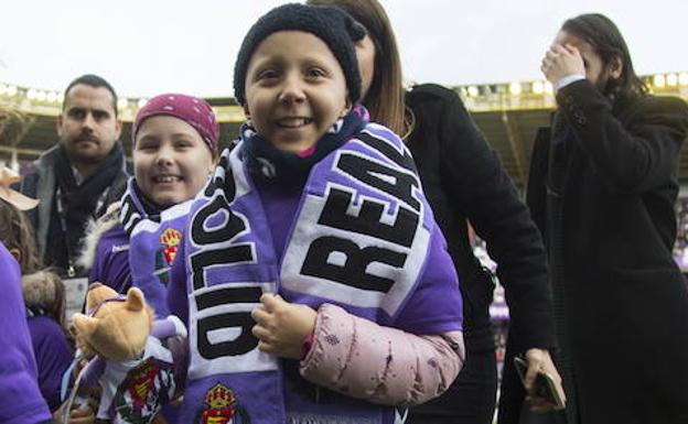Nayara, en el estadio Zorrilla el pasado 20 de enro, con su bufanda y Zorrillo. /A. Mingueza