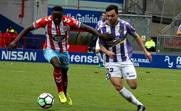 Óscar Plano intenta ganar en velocidad a Leuko./R. Gómez