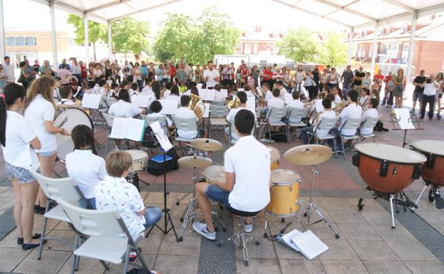 Concierto de la Banda Infantil de Arroyo en la Plaza de España de La Flecha.