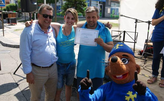 José Manuel Barrio, alcalde de Arroyo, entrega el premio como ganadores del mejor pincho de feria de La Flecha a los responsables de El Topín Fartón.