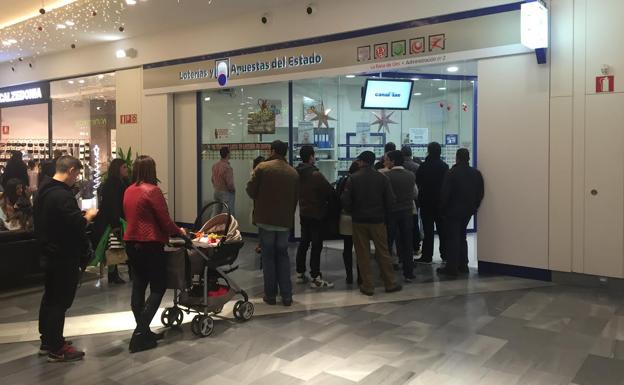 Administración de lotería La Rana de Oro, en Río Shopping. /Jota de la Fuente