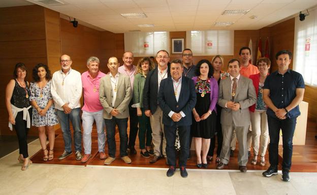Los 16 concejales de Arroyo presentes en el pleno con sus nuevas medallas acreditativas.