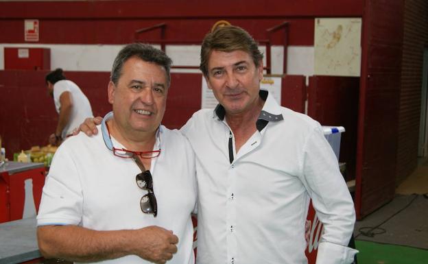Alfonso Pahino en El Mercado de Arroyo con el alcalde del muncipio, José Manuel Barrio. /Jota de la Fuente