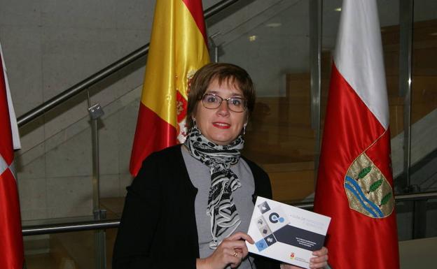 Mar Redondo, concejal de Economía y promotora de la guía que todos los vecinos de Arroyo han recibido en sus viviendas, locales y empresas. /Jota de la Fuente