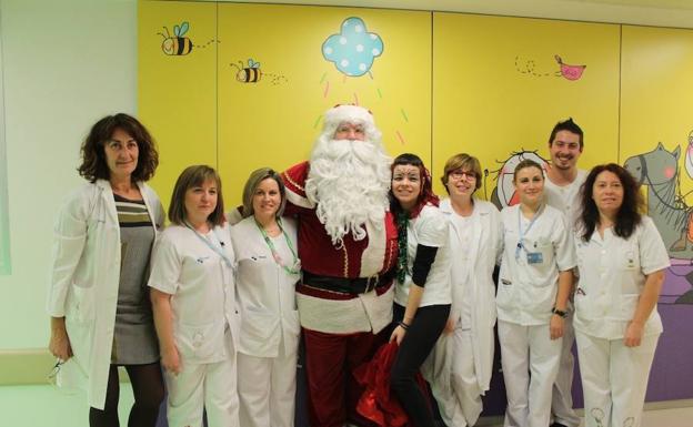 Los miembros del equipo de la unidad de pediatría del Hospital de Rio Hortega junto a Papá Noel. /Jota de la Fuente