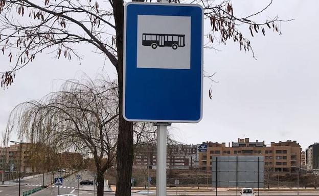 Señales identificativas con código QR en las paradas de bus.