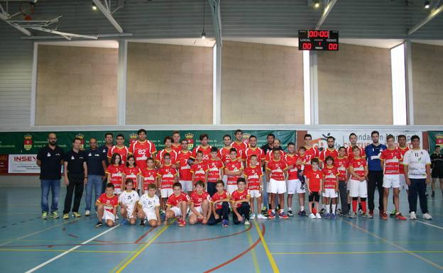 Plantilla del Gerovida Balonmano Arroyo esta temporada. /Jota de la Fuente