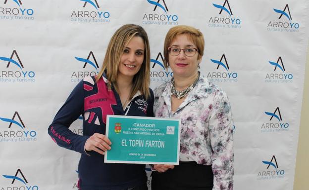 Mar Redondo entrega la placa ganadaora a la representante de El Topín Fartón. /Jota de la Fuente