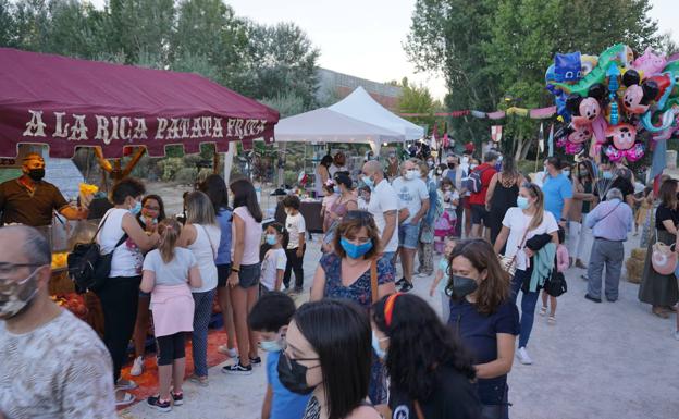 Inmejorable aspecto de asistencia de público en el Mercado Medieval de Arroyo de la Encomienda instalado en el parque del Socayo. /Jota de la Fuente
