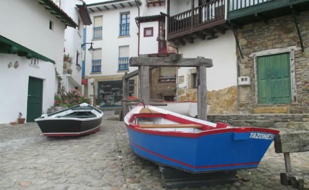 Barcas de pesca entre las calles de Tazones, Asturias Barcas de pesca entre las calles de Tazones, Asturias