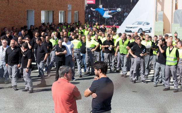 Asamblea de trabajadores de Nissan a las puertas de la factoría de Ávila con Rubén Zazo (dcha.) y Felipe González, del comité de empresa.