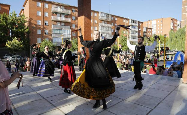 Festival de danzas en la plaza de la Constitución.