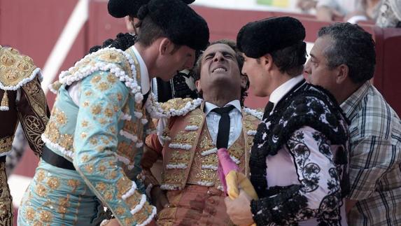 Fandiño es trasladado a la enfermería tras la cogida.