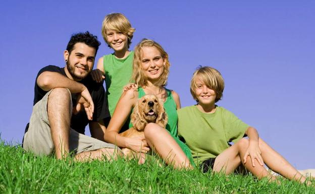 Posado de una familia. /Archivo