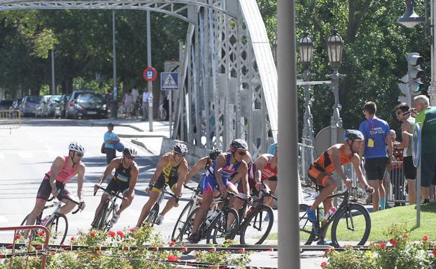 Un grupo de ciclistas tras superar el Puente de Hierro.