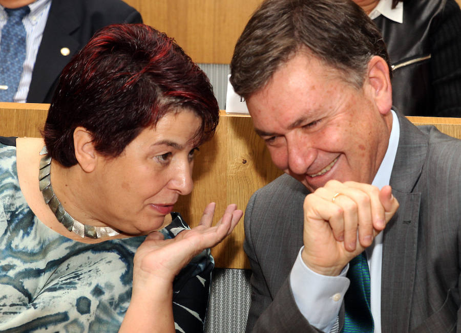Clara Luquero habla con Francisco Vázquez durante un evento en Madrid.