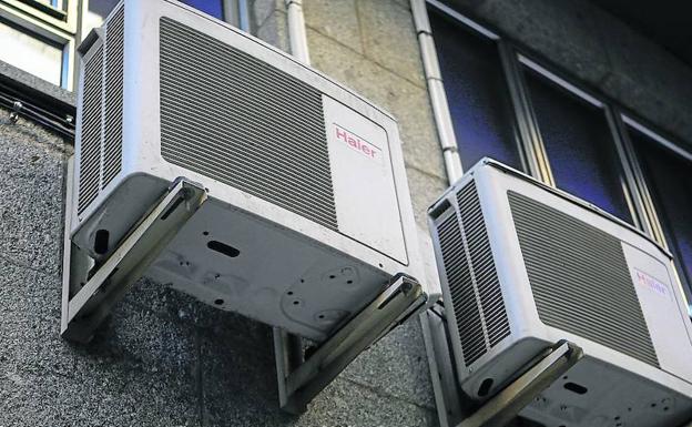 Extractores de sendos equipos de aire acondicionado.