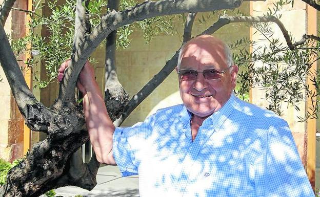 Fructuoso Mangas, en uno de los olivos ubicados en la Casa de la Iglesia, donde reside en la actualidad