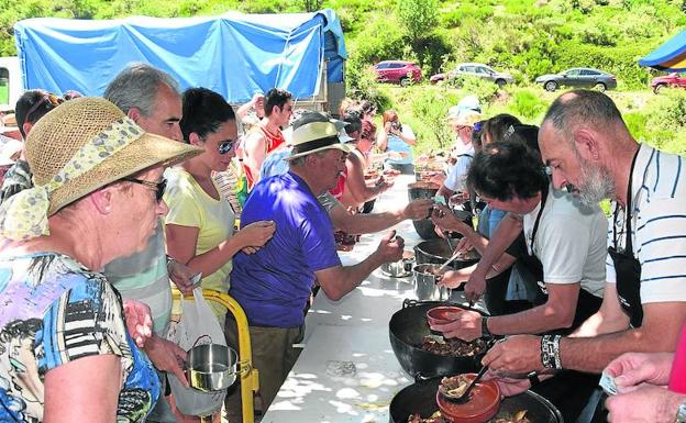 Reparto del guiso del pastor, en Puente Agudín.