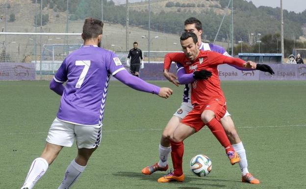 Chuchi protege el balón en un partido con el CD Guijuelo ante el Valladolid B.