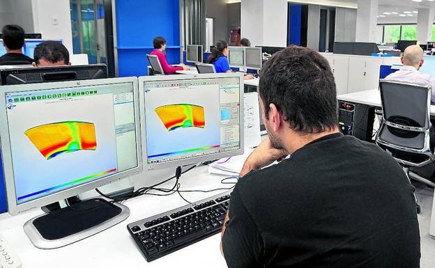 Empleados de una oficina técnica, en sus puestos de trabajo.