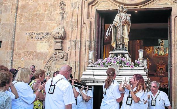 Salida de la Virgen del Carmen de la iglesia de los Carmelitas a hombros de hermanos de la Cofradía de la Oración en el Huerto.