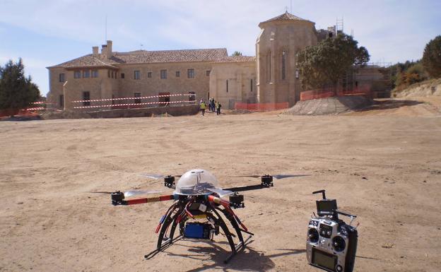 Un dron junto al monasterio de San Pelayo, en la localidad palentina de Cevico Navero.