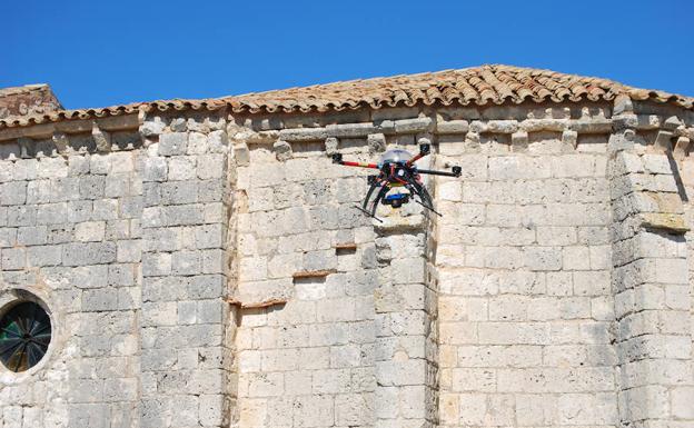 Un dron sobrevuela en torno al muro de una ermita.