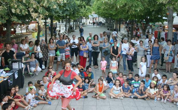 El público sigue con atención uno de los espectáculos del festival.