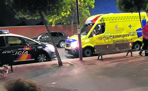 La Policía y la ambulancia del 112 en el lugar donde tuvo lugar la trifulca. /El Norte