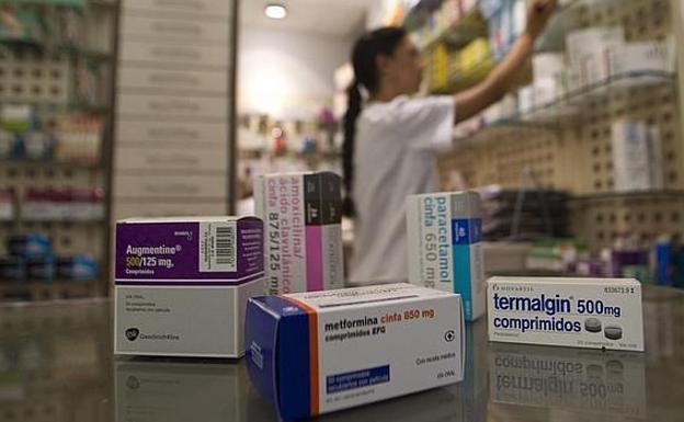 Distintos medicamentos en una farmacia.
