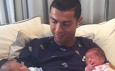 Ronaldo sostiene en sus brazos a Eva y a Mateo.