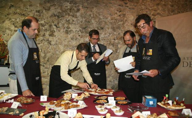 Miembros del jurado evalúan las tapas del último concurso.