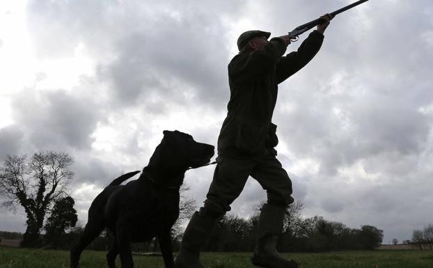 Cazador con su perro en una cacería en Lewknor, al sur de Inglaterra