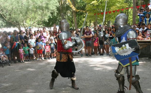 Numeroso público observa uno de los combates cuerpo a cuerpo.