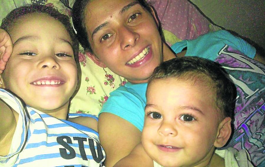 Yetsymar Pérez junto a sus dos hijos, Abiezer y David, antes de venir a España.