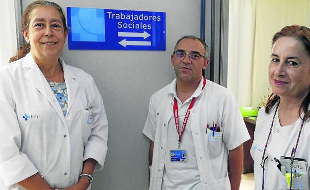 Tres de los cinco trabajadores sociales del Complejo Asistencial, Gisela Durán, José Antonio Belda y Agustina Delgado.