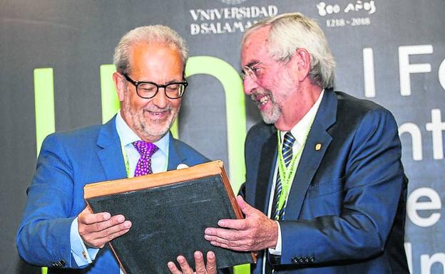 Daniel Hernández Ruipérez y el rector de la Unam, Enrique Graue.