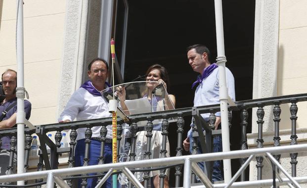 Raquel Martínez pronuncia el pregón desde el balcón del Ayuntamiento./Antonio Quintero